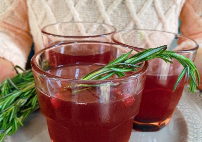 Sparkly echinacea, elderberry and pomegranate mocktail