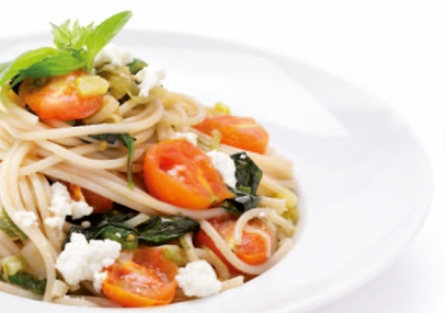 Spelt spaghetti with fresh cheese and cherry tomatoes 